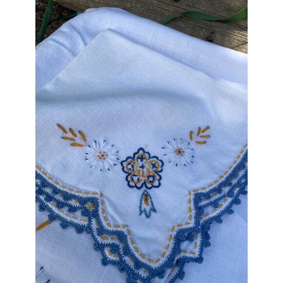 Vintage 1950s Cotton Card Table Tablecloth Napkin set Embroidery Floral - Picture 11 of 16